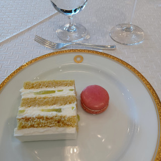 人気のメロンケーキとマカロン