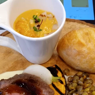 ホタテの前菜と焼きたてのパン