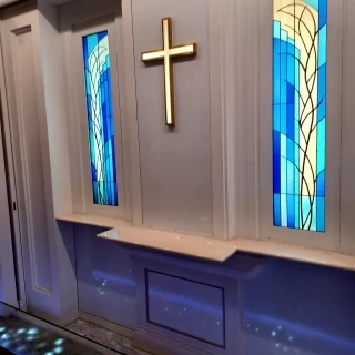 小さめのステンドグラスがあります