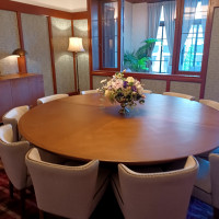 親族控室の丸テーブル