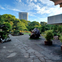 日本庭園への入り口は石畳が続く