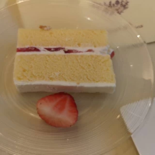 カットしたウェディングケーキ