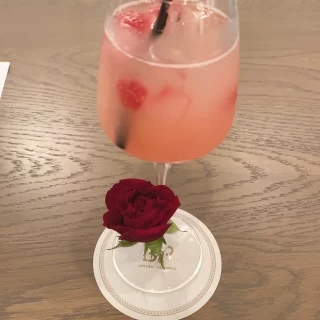 ウェルカムドリンクにまで、お花がついていてびっくりしました！