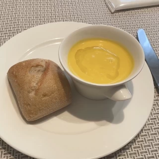 かぼちゃの冷製スープとパン