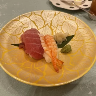 肉料理と一緒に出てきたお寿司