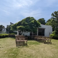 シンボルツリーの前で挙式