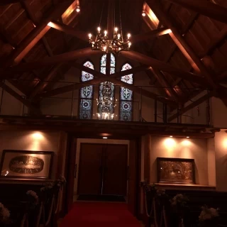 チャペル　暗い照明