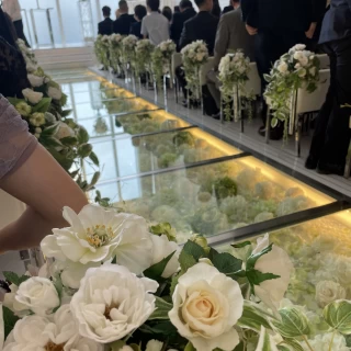 バージンロード風景、白いお花がきれいでした。