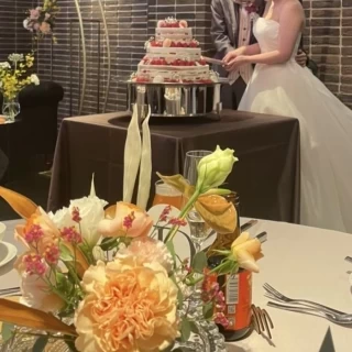 ケーキ入刀の場面。