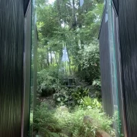 チャペルから見える小さな滝
