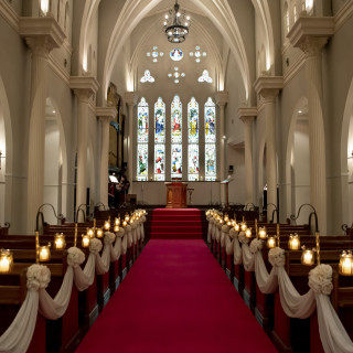 聖堂のステンドグラスと赤い絨毯は圧巻です！