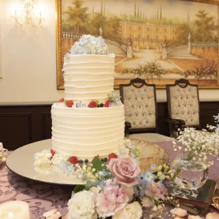6月の結婚式だったので、紫陽花を使ったケーキをお願いしました