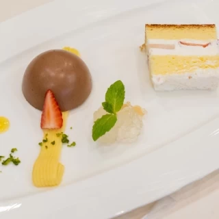 デザートとケーキを同じプレートに置いてもらいました。