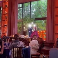 温かみがあり落ち着いた雰囲気の会場です。