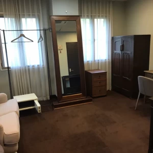 新郎・新婦をカーテンで区切ることもできます|627903さんの神戸旧居留地ヴィラブランシュの写真(1570054)