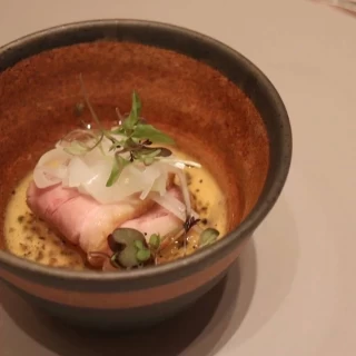 おしゃれな茶碗蒸し。出汁がきいていて、寒い冬にぴったり。