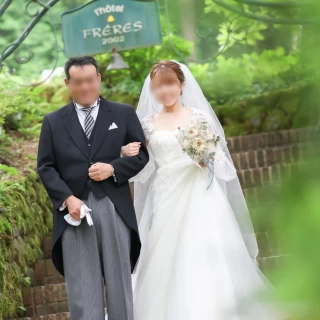 入場は緑に囲まれた階段から。