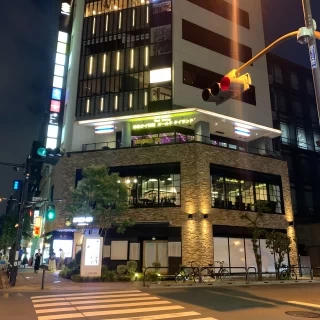 外観です。2Fのガラス張りの部分がレストランになります。