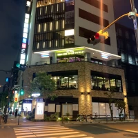 外観です。2Fのガラス張りの部分がレストランになります。