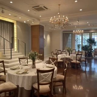 ブラウンを基調とした落ち着いた大人っぽい披露宴会場です。
