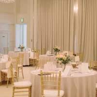 白が基調の会場