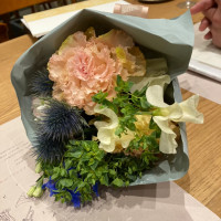 隣接する花屋さんが、落ち着いた雰囲気でおしゃれです。