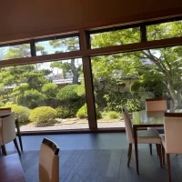 庭から入場する