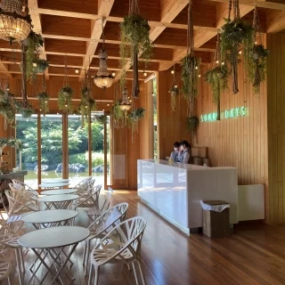 受付後のカフェテラス