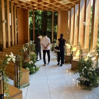 木と緑の多いチャペル