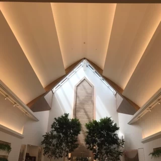 チャペルに自然な光が入り緑が多いです