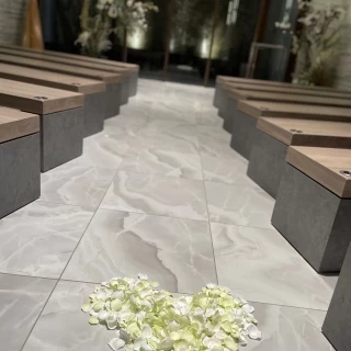 上から降ってきたフラワーシャワーがハート型に形整えられてた！