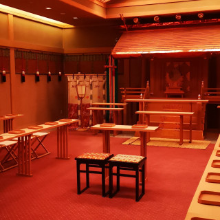 中心に新郎新婦の席
