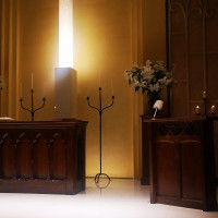 十字架が優しく照らします