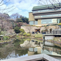 幽翠池とバンケット棟です