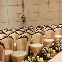 バージンロードのサイドにある装花も相談可能です