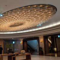 天井いっぱいのシャンデリアが豪華なロビー