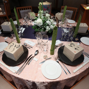 サーモンピンクのテーブルクロスに紺のランナーを選定|628454さんのKOTOWA 鎌倉 鶴ヶ岡会館（コトワ 鎌倉 鶴ヶ岡会館）の写真(1779199)