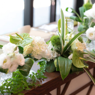 会場のお花とブーケは緑と白で統一して落ち着いた雰囲気に。