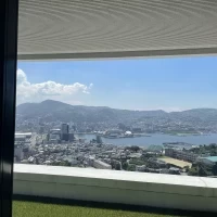 景色を一望できる大きな窓があります。