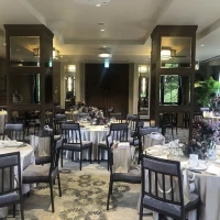 中くらいの披露宴会場、高砂から視点