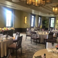 中くらいの披露宴会場、ゲスト側から