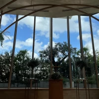 大きな窓があり晴れているととても綺麗です。