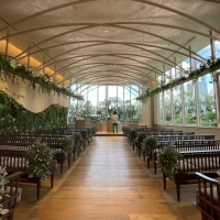 挙式会場はとても広くゆったりとしています。