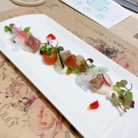 玄米のソースと魚を一緒に食べるお寿司風がおもしろかったです。