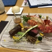 オマール海老とお肉が和風の味付けで美味しい