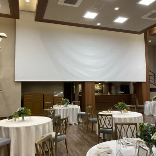 新しい方の披露宴会場のスクリーン