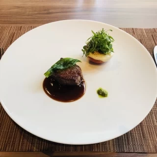 メインディッシュのお肉料理