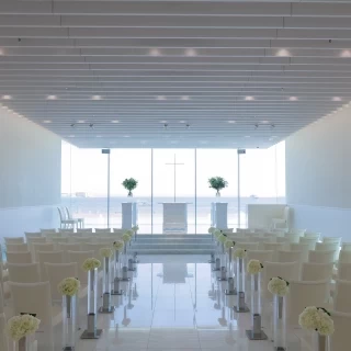 海と自然光のコントラストが綺麗で圧倒的な存在感です