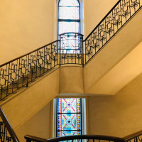 螺旋階段のステンドグラス