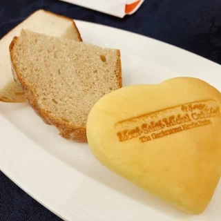 会場のロゴの焼印があるオリジナルのパン